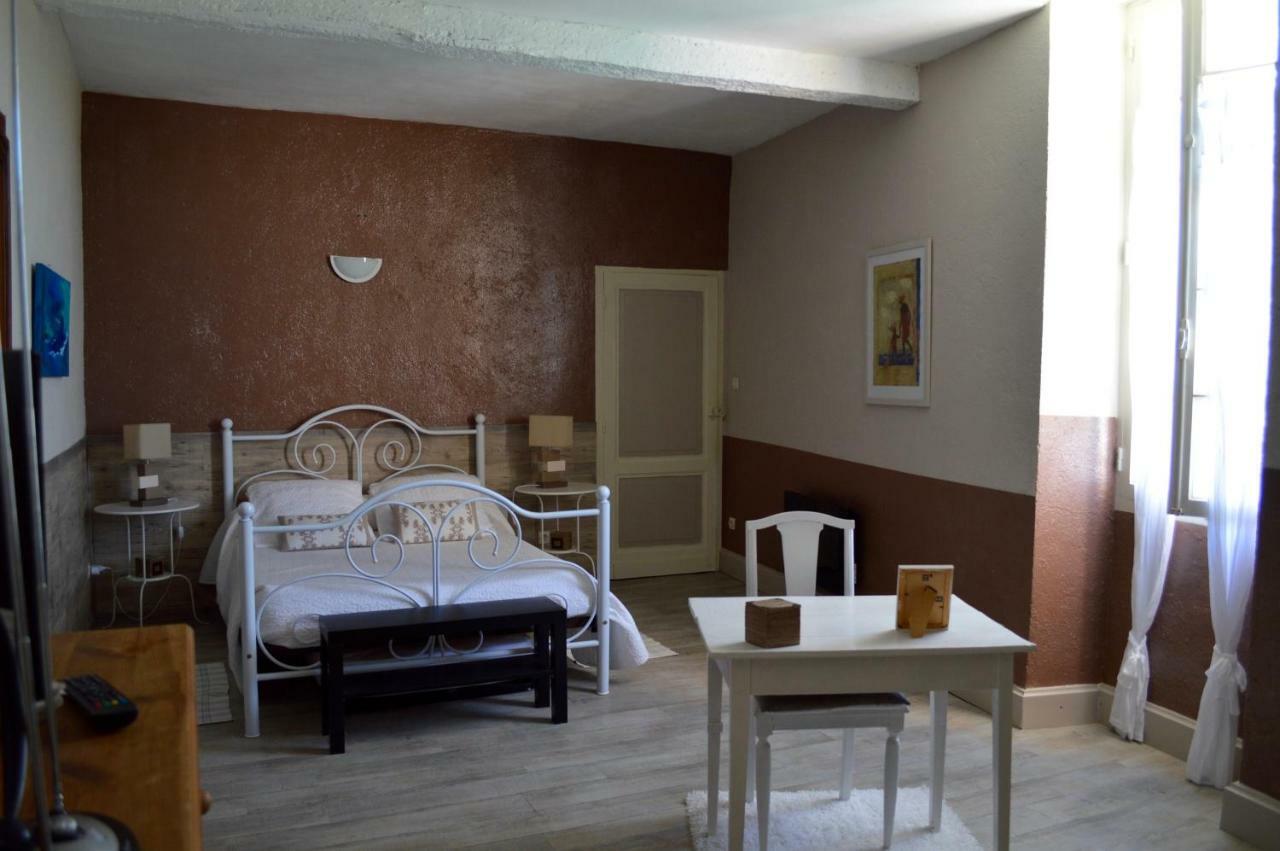 Le Prieure Bed & Breakfast Saint-Pey-de-Castets Exterior photo